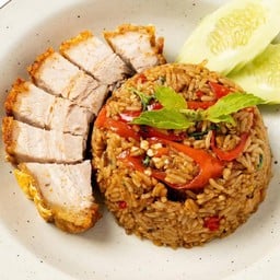 ข้าวผัดกะเพรา(คลุก) หมูกรอบ