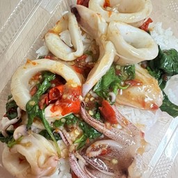 ผัดกระเพราราดข้าว