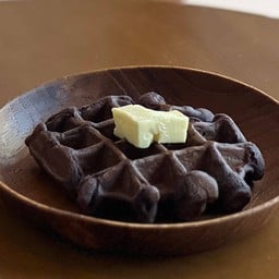 วาฟเฟิ้ล ข้าวเหนียวดำ & น้ำเชื่อมดอกจาก - Black Sticky Rice Waffle & Nipa Palm Syrup