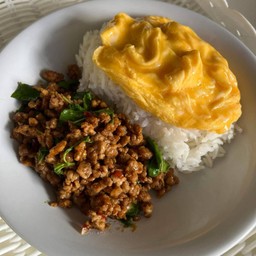 ข้าวกะเพราหมูสับ ฟรีไข่ข้น