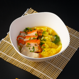 เกี๊ยวหมูแดงหมูกรอบ