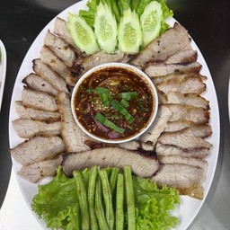 น้ำตกคอหมูย่างเป็นกับ (ยำไม่ยำสั่งได้จ้า)