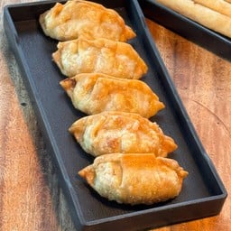 เกี๊ยวซ่า 5 ชิ้น กรอบอร่อย ทอดใหม่ๆ จานต่อจาน