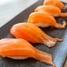 ST08 Salmon Nigiri set 5pcs.I ซูชิแซลมอน 5คำ
