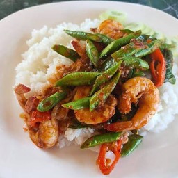 ผัดพริกแกงกุ้งถั่วฝักยาวราดข้าว