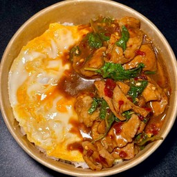 ข้าวไข่ข้นกะเพราหมูชิ้น