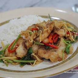 เนื้อปลาผัดฉ่าราดข้าว