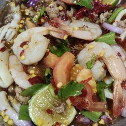 ร้านเจี๊ยบตำยำโคตรแซ่บ & อาหารตามสั่ง 1 ลานจอดรถสุคนธวิท