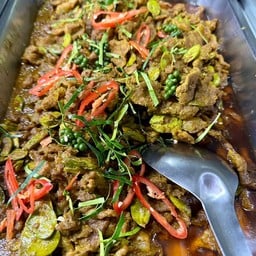 ผัดเผ็ดหมูกับหน่อเหรียง