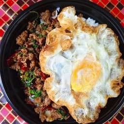 กะเพราเนื้อพริกแห้งไข่ดาว