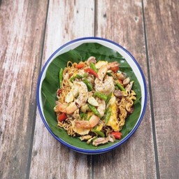 ผัดมาม่าทอดกระเทียม