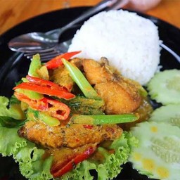 เนื้อปลาผัดเครื่องแกงราดข้าว