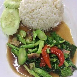 คะน้าปลาเค็มราดข้าว