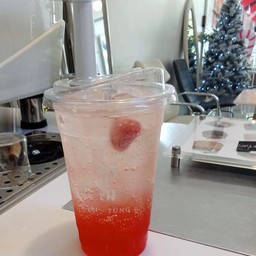 สตอเบอรี่โซดา