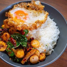 ข้าวกระเพราไส้กรอก