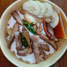 หมูแดดเดียวทอดราดข้าว