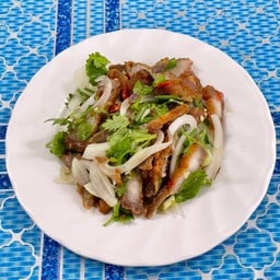 ยำหมูทอด