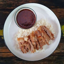 ข้าวหน้าหมูย่างจิ้มแจ่ว