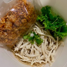 หมี่คลุกไก่ฉีกน้ำพริกกากหมู