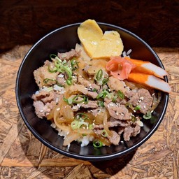 ข้าวหน้าหมูผัดโชยุ