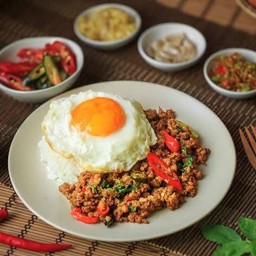 ผัดกะเพราเนื้อราดข้าว