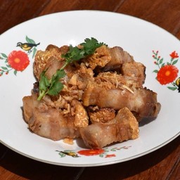 หมูกรอบทอดกระเทียมซอสน้ำปลากวน