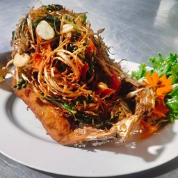 ปลากระพงทอดสมุนไพร