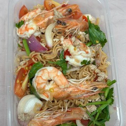 ยำมาม่า กุ้ง หมูสับ