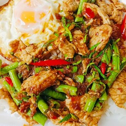 ผัดพริกแกงหมูราดข้าว