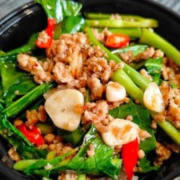 ข้าวหน้าผัดคะน้าหมูสับกระเทียมสด