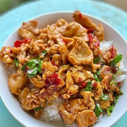 กะเพราหมูนุ่ม ราดข้าว แถมฟรีไข่ดาว หรือไข่เจียว