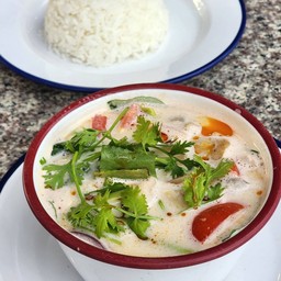 ต้มข่าไก่พร้อมข้าว