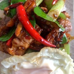 ข้าวผัดพริกแกงหมูกรอบ