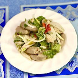 ยำกระเพาะไส้อ่อน