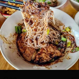 เส้นหมีี หมูน้ำตก