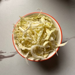 กะหล่ำปีหั่นฝอย Shredded cabbage