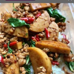 ข้าวกะเพราไก่สับ ไก่ยอ