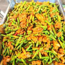 พริกแกงถั่วฝักยาวหมูสามชั้น
