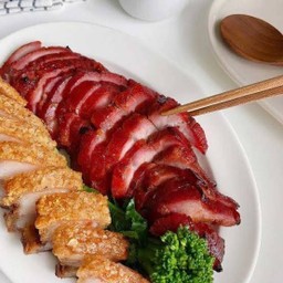หมูแดง+หมูกรอบ แยก พร้อมน้ำราดและน้ำจิ้ม