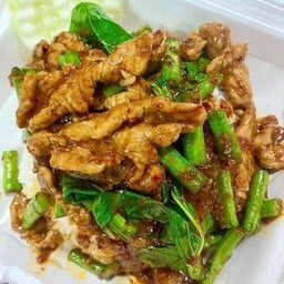 ผัดเครื่องแกง ราดข้าว