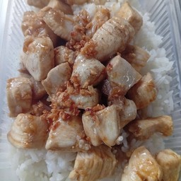 อกไก่กะเทียมพริกไทยราดข้าว