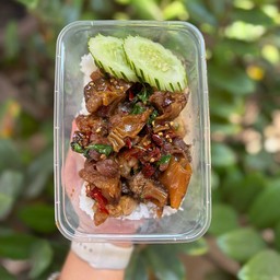 กะเพราหมูตุ๋นราดข้าว