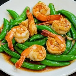 ผัดถั่วลันเตากุ้งราดข้าว