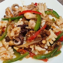 ปลาหมึกผัดซอสเอ็กโอ