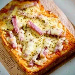 ขนมปังหน้าพิซซ่าแฮมชีส  Toast Ham Cheese