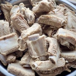 กระดูกซี่โครงหมูตุ๋นน้ำซุป 4 ชิ้น