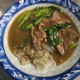 เส้นใหญ่ราดหน้าเนื้อ