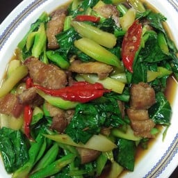 ผัดคะน้าหมูกรอบ กับข้าว