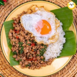 กระเพราหมูสับไข่ดาว