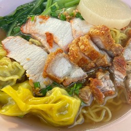 บะหมี่เกี๊ยวหมูแดงหมูกรอบ